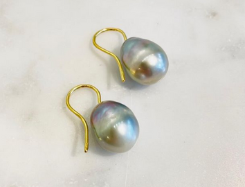 Earrings in 18k gold with cultured tahiti pearls