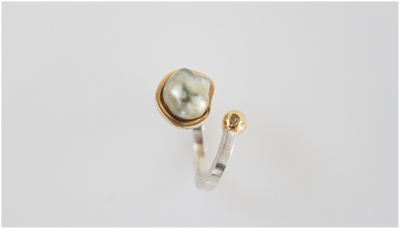 Ring in silver and 18k gold with a keshi pearl