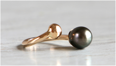 Ring in 18k gold with cultured tahiti pearl
