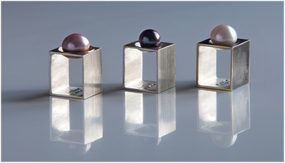 Square rings in silver and 18k gold with cultured tahitit pearls