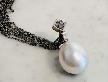 Necklace in 18k white gold with a South Sea pearl and salt ‘n’ peppar diamond on a ruthenium chain