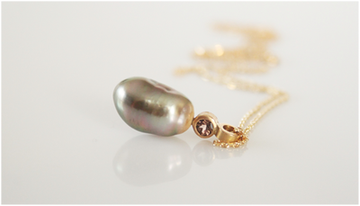 Necklace with cultured tahiti pearl, tourmaline and 18k gold