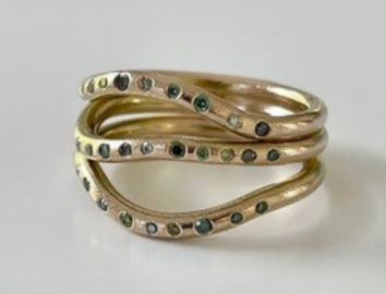 Ring in 18k gold with green diamonds
