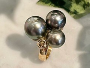 Ring in 18k gold with cultured Tahiti pearls and a brown tourmaline