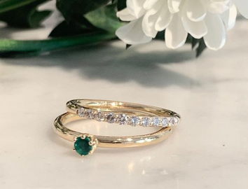 Ring in 18k gold with a emerald and Ring in 18k gold with brilliant cut diamonds