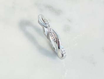 Ring in 18k white gold with diamonds
