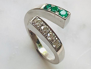 Ring in 18k white gold with emeralds and brilliant cut diamonds
