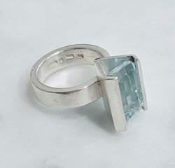 Ring in silver with aquamarine