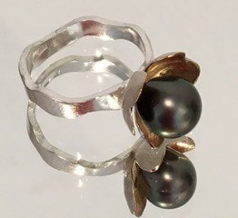 Ring with cultured Tahiti pearl in silver and gold plate