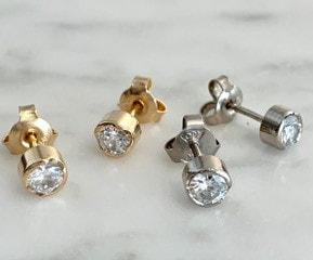 Studs in 18k white gold or red gold with brilliant cut diamonds