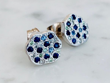 Earrings i 18k white gold with light and dark blue sapphires, green and grey diamonds
