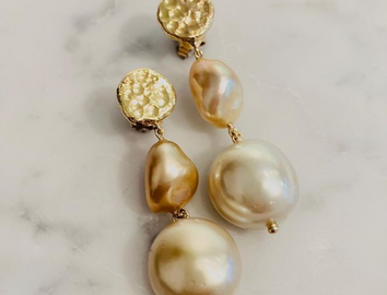 Earrings in 18k gold and golden keshi pearls