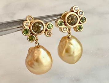 Earrings in 18k gold with brown diamonds and tourmalines and keshi pearls