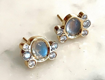 Earrings in 18k gold with moonstones and brilliant cut diamonds
