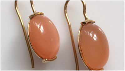 Earrings in 18k gold with moonstones