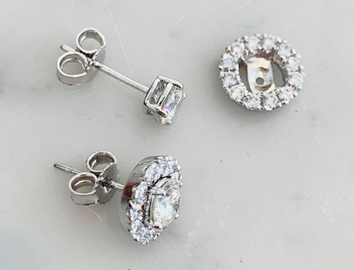 Halo earrings in 18k white gold with brilliant cut diamonds