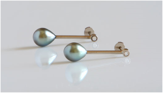 Earrings in 18k white gold with farmed tahiti pearls