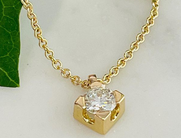 Necklace in 18k gold with a brilliant cut diamond