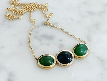 Necklace in 18k gold with a green tourmaline in the middle and two nephrite stones