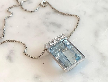 Necklace in 18k white gold with a a baguette cut aquamarine and brilliant cut diamonds