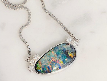 Necklace in 18k white gold with diamonds and an opal