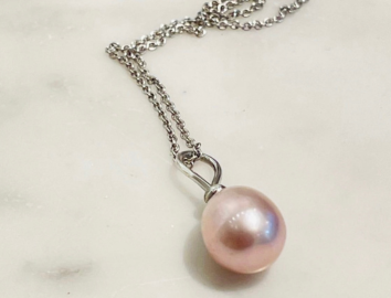 Halsband i 18k vitguld med rosa sötvattenspärla
