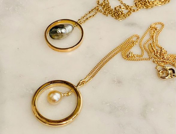 Necklaces in 18k gold with pearls 
