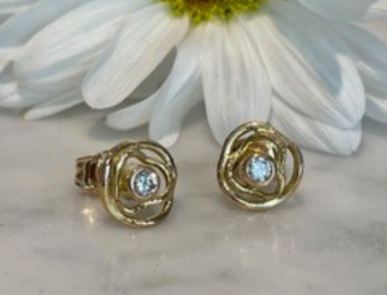 Earrings in 18k gold with brilliant cut diamonds