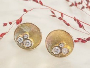 Earrings in 18k gold with diamonds