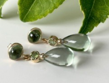 Earrings in 18k gold with praseolite, sapphires from Montana and chrysoprase drops