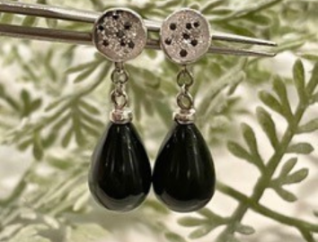 Earrings in 18k white gold with black and white diamonds and detachable onyx drops
