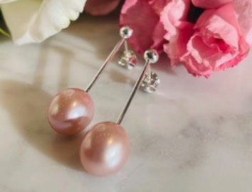Earrings in silver with freshwater pearls