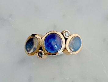 Ring in 18k gold with a star sapphire, moonstones and brilliant cut diamonds