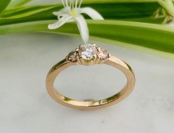 Ring in 18k gold with brilliant cut diamonds, 2 champagne coloured