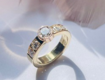 Ring in 18k gold with brilliant cut diamonds 