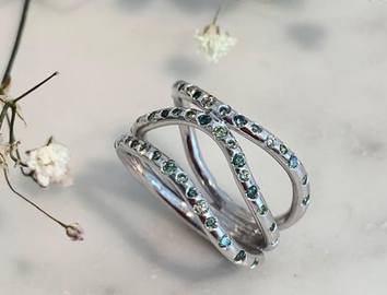 Ring in 18k white gold with green diamonds
