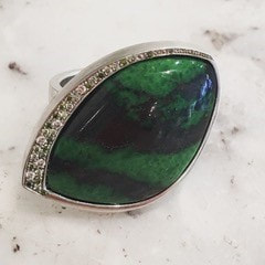 Ring I white gold plated silver with green diamonds