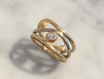 Ring in 18k gold and white gold with a brilliant cut diamond