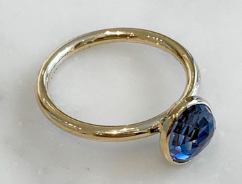 Ring in 18k gold with a blue sapphire