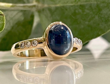 Ring in 18k gold with a cabochon cut sapphire and brilliant cut diamonds
