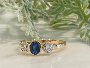 Ring in 18k gold with a sapphire and diamonds
