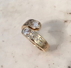 Ring in 18k gold with brilliant cut diamonds