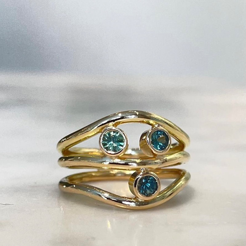 Ring in 18k red gold with blue/green sapphires
