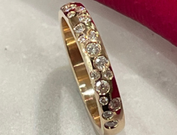 Ring i 18k rödguld med briljantslipade diamanter
