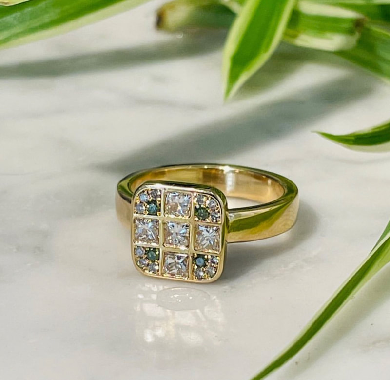 Ring in 18k red gold with white, grey and green brilliant cut diamonds