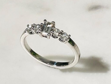 Ring in 18k white gold with a baquette cut diamond and brilliant cut diamonds