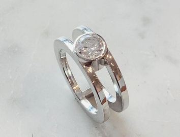 Ring in 18k white gold with a brilliant cut diamond