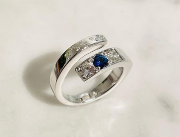 Ring in 18k white gold with a sapphire and brilliant cut diamonds