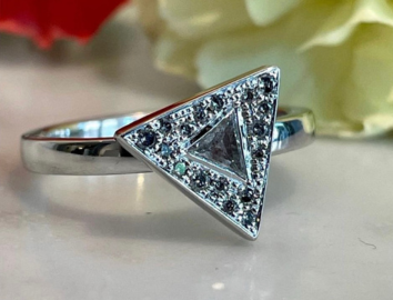 Ring in 18k white gold with a triangular diamond and salt’n’pepper diamonds