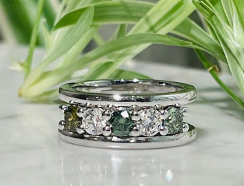 Ring in 18k white gold with briljant cut diamonds and green diamonds